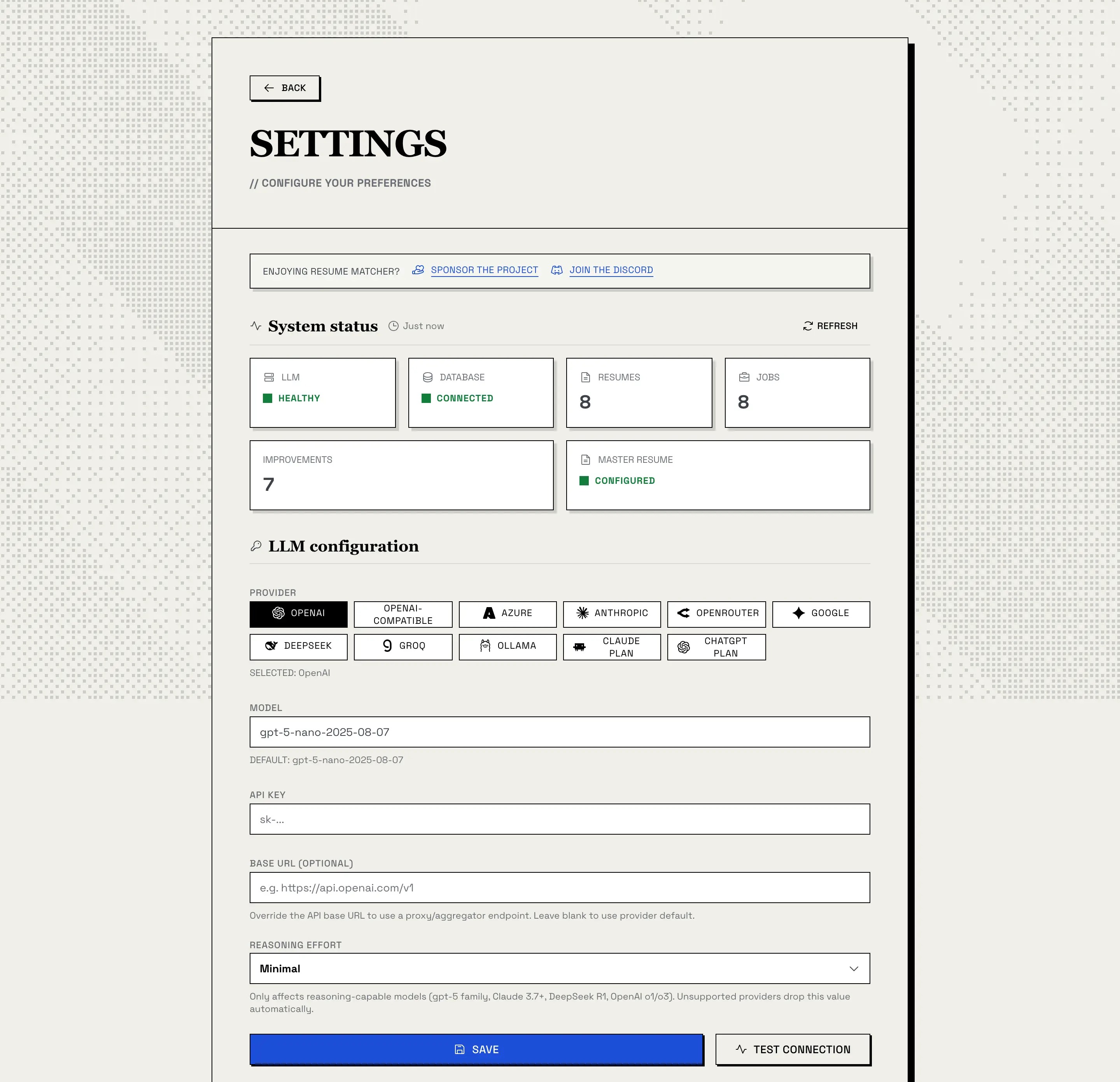 Pagina delle impostazioni di Resume Matcher: un banner per sponsor e Discord, i riquadri sullo stato del sistema, gli undici pulsanti dei fornitori con OpenAI selezionato (tra cui Claude Plan e ChatGPT Plan) e i campi modello, chiave API, base URL e reasoning effort sopra i pulsanti Save e Test Connection